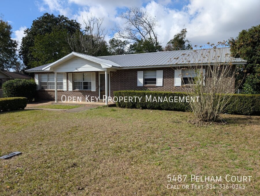 This charming 3 bedroom, 1 bath rental in Graceville, FL., offers comfortable living with beautiful LVP flooring and pet friendly atmosphere. Plenty of space to make your own! property image