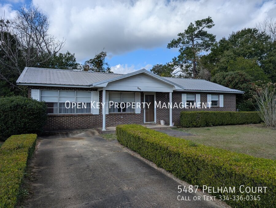 This charming 3 bedroom, 1 bath rental in Graceville, FL., offers comfortable living with beautiful LVP flooring and pet friendly atmosphere. Plenty of space to make your own! property image