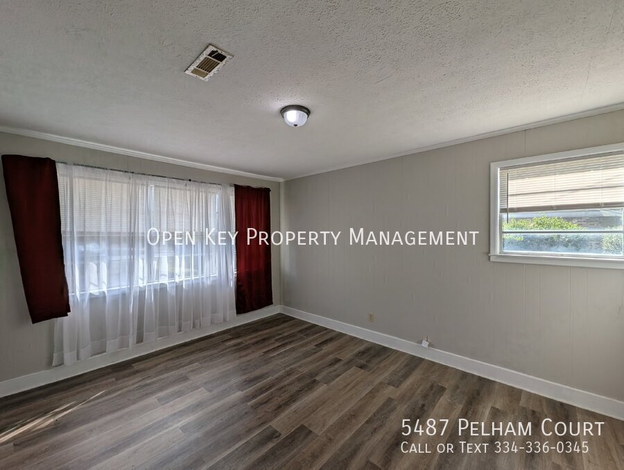 This charming 3 bedroom, 1 bath rental in Graceville, FL., offers comfortable living with beautiful LVP flooring and pet friendly atmosphere. Plenty of space to make your own! property image