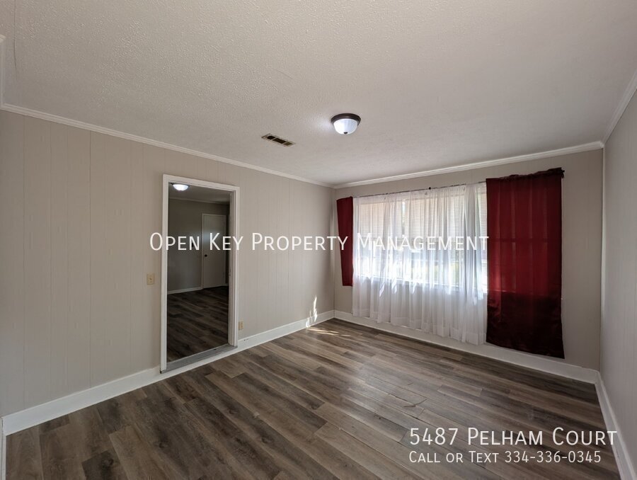 This charming 3 bedroom, 1 bath rental in Graceville, FL., offers comfortable living with beautiful LVP flooring and pet friendly atmosphere. Plenty of space to make your own! property image