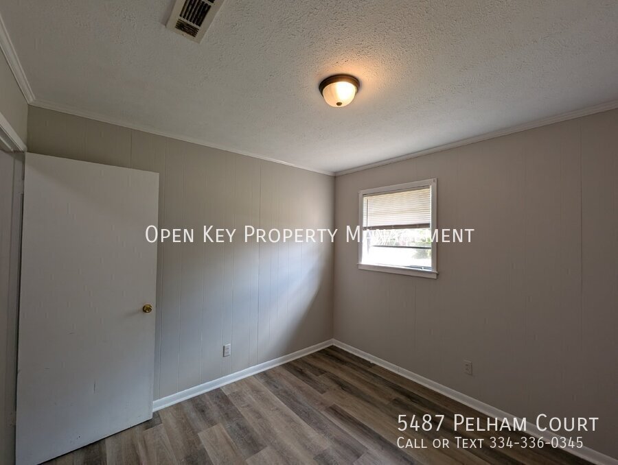 This charming 3 bedroom, 1 bath rental in Graceville, FL., offers comfortable living with beautiful LVP flooring and pet friendly atmosphere. Plenty of space to make your own! property image