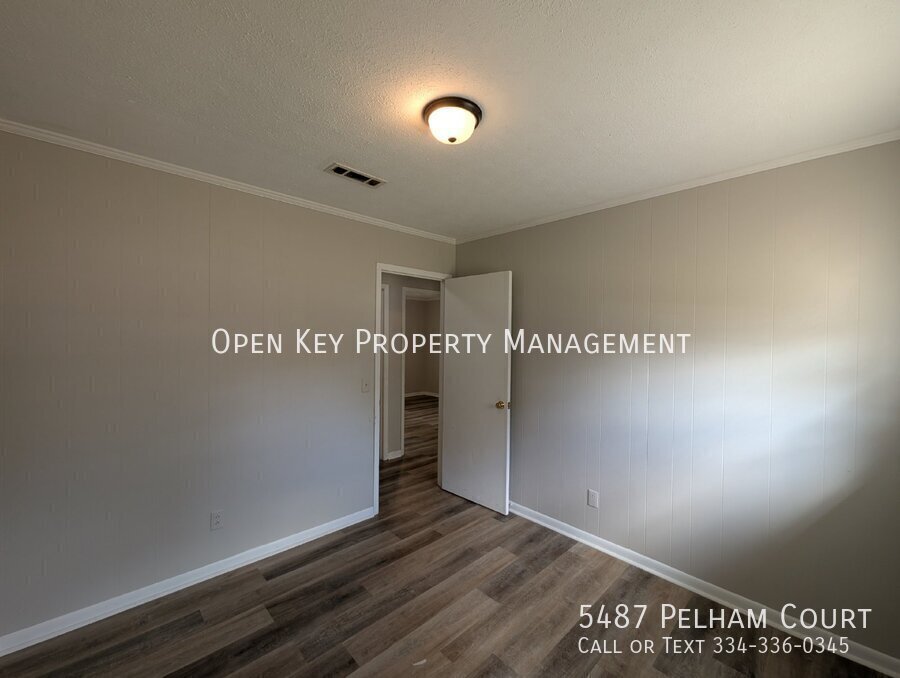 This charming 3 bedroom, 1 bath rental in Graceville, FL., offers comfortable living with beautiful LVP flooring and pet friendly atmosphere. Plenty of space to make your own! property image