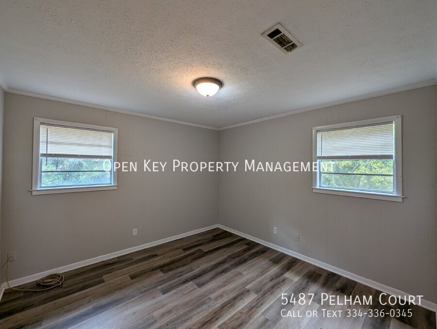 This charming 3 bedroom, 1 bath rental in Graceville, FL., offers comfortable living with beautiful LVP flooring and pet friendly atmosphere. Plenty of space to make your own! property image