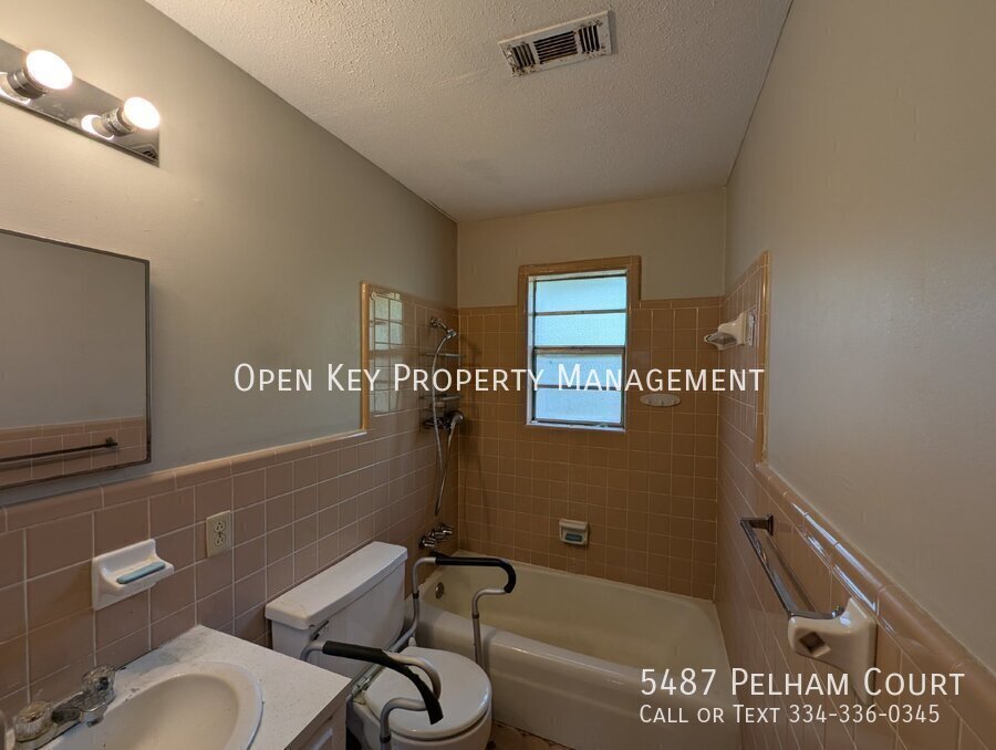 This charming 3 bedroom, 1 bath rental in Graceville, FL., offers comfortable living with beautiful LVP flooring and pet friendly atmosphere. Plenty of space to make your own! property image