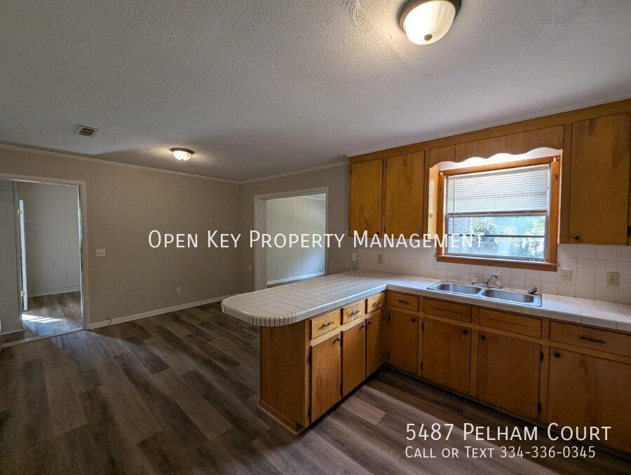 This charming 3 bedroom, 1 bath rental in Graceville, FL., offers comfortable living with beautiful LVP flooring and pet friendly atmosphere. Plenty of space to make your own! property image
