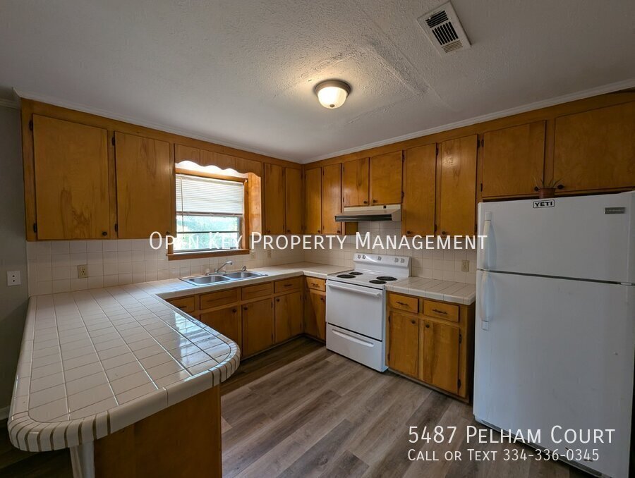This charming 3 bedroom, 1 bath rental in Graceville, FL., offers comfortable living with beautiful LVP flooring and pet friendly atmosphere. Plenty of space to make your own! property image