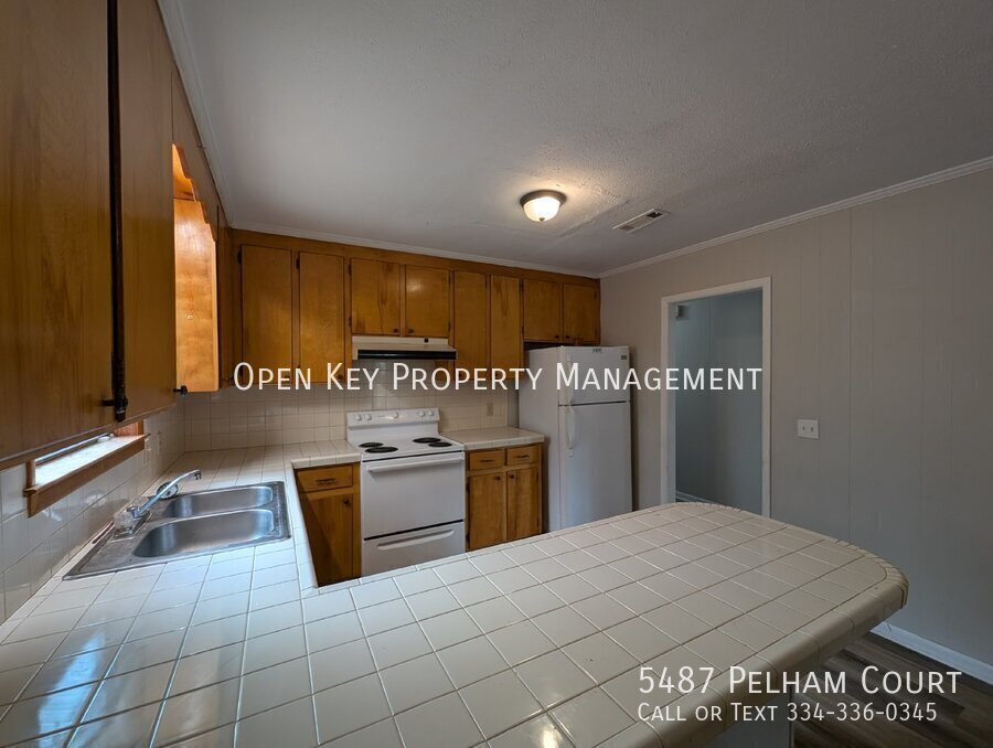 This charming 3 bedroom, 1 bath rental in Graceville, FL., offers comfortable living with beautiful LVP flooring and pet friendly atmosphere. Plenty of space to make your own! property image
