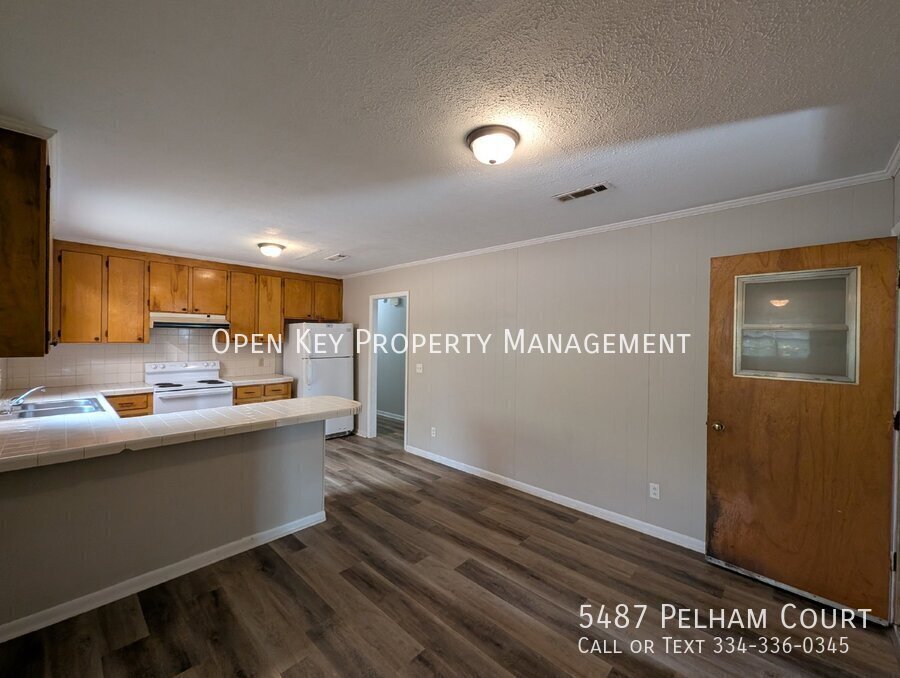 This charming 3 bedroom, 1 bath rental in Graceville, FL., offers comfortable living with beautiful LVP flooring and pet friendly atmosphere. Plenty of space to make your own! property image