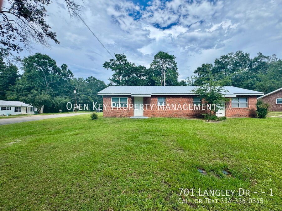 2 BR/1BA, Section 8 approved rental - LVP flooring, appliances included, conveniently located in Dothan, AL. Check out this rental today! property image