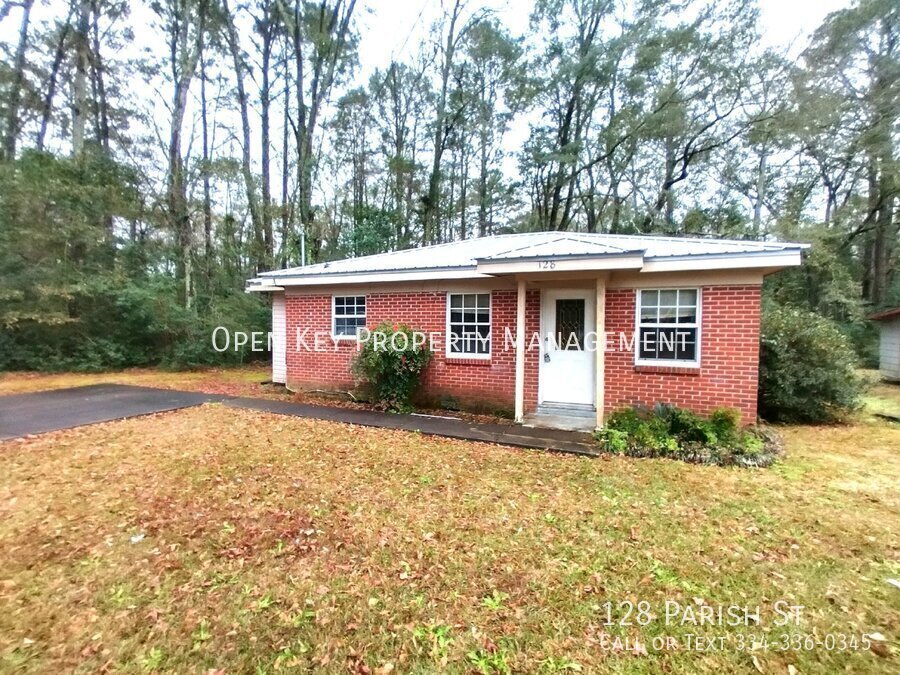 Charming 2-bed, 1-bath home in Dothan, Alabama. Features open living room and spacious yard. Section 8 approved! property image