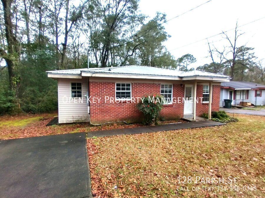 Charming 2-bed, 1-bath home in Dothan, Alabama. Features open living room and spacious yard. Section 8 approved! property image