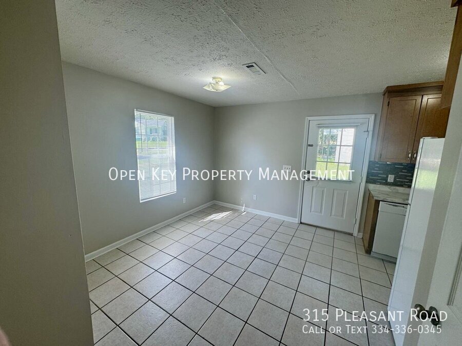 Charming 3BR/2BA home in Dothan, AL - Appliances included, pets are accepted, fenced in backyard & convenient location. This rental is move in ready! property image