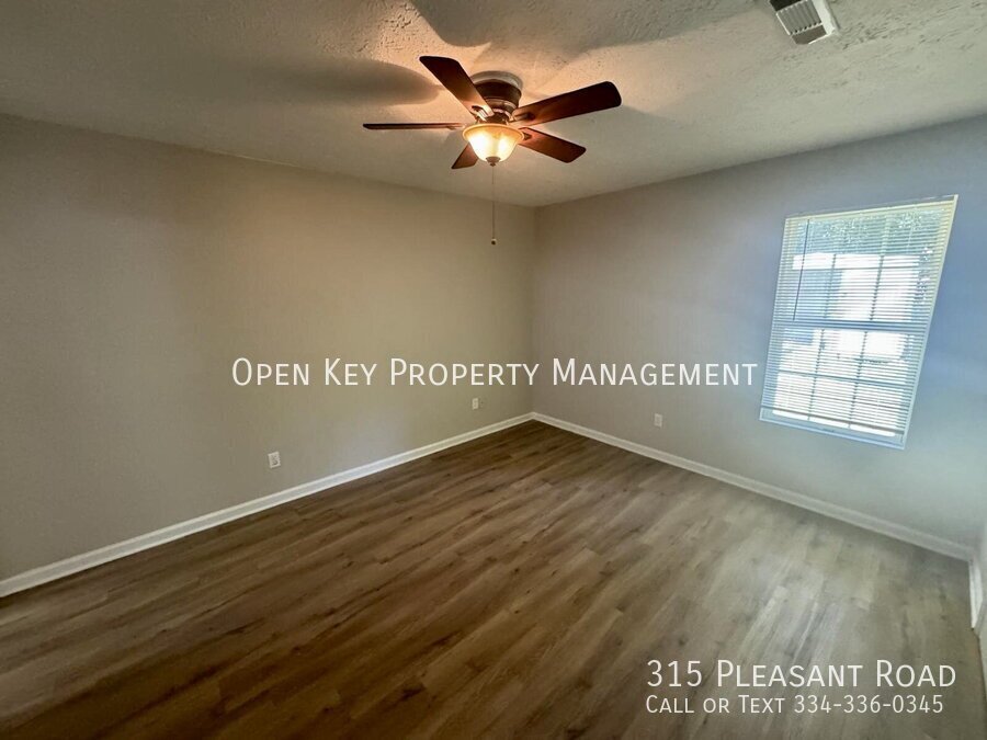 Charming 3BR/2BA home in Dothan, AL - Appliances included, pets are accepted, fenced in backyard & convenient location. This rental is move in ready! property image