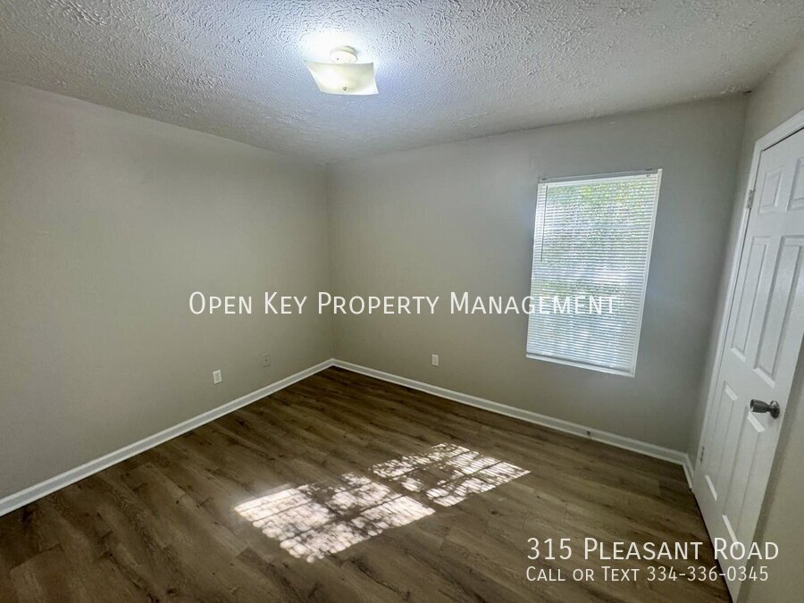 Charming 3BR/2BA home in Dothan, AL - Appliances included, pets are accepted, fenced in backyard & convenient location. This rental is move in ready! property image