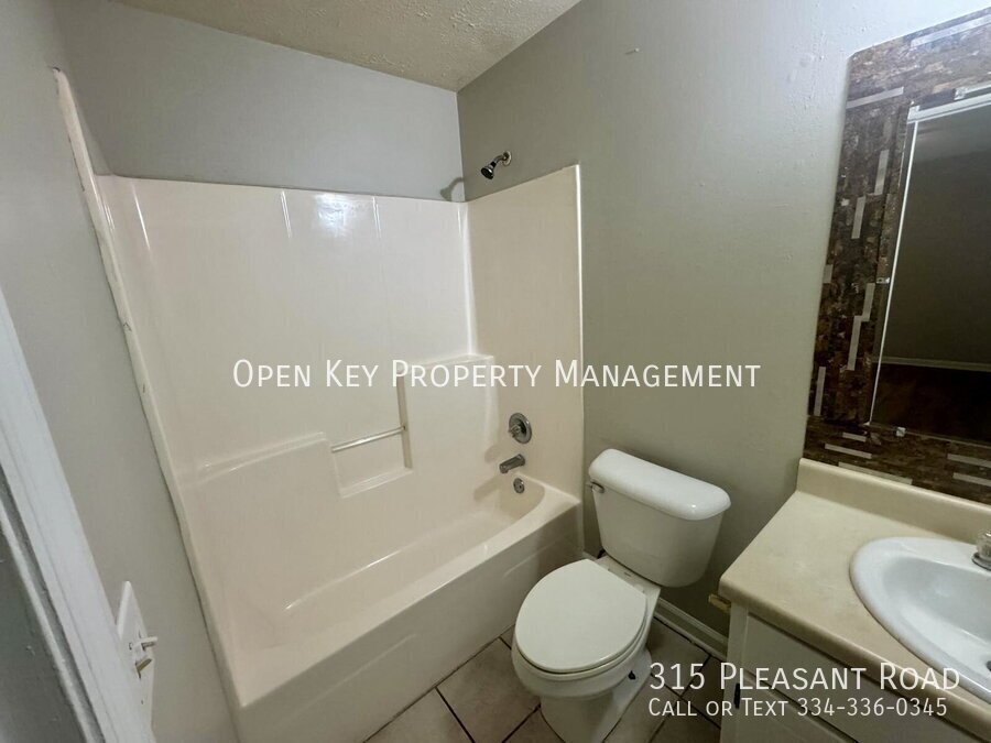 Charming 3BR/2BA home in Dothan, AL - Appliances included, pets are accepted, fenced in backyard & convenient location. This rental is move in ready! property image