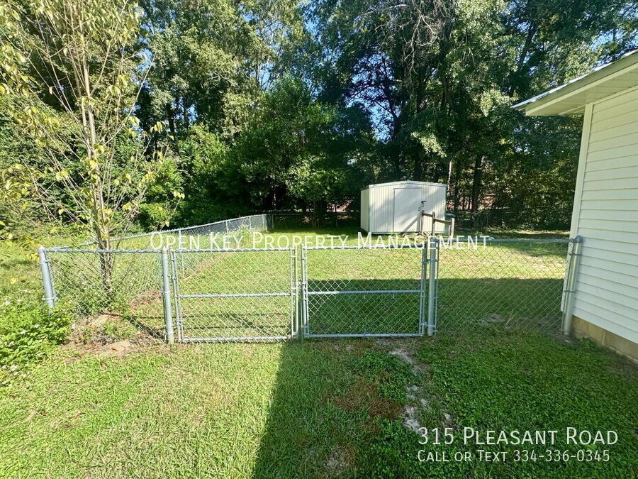 Charming 3BR/2BA home in Dothan, AL - Appliances included, pets are accepted, fenced in backyard & convenient location. This rental is move in ready! property image