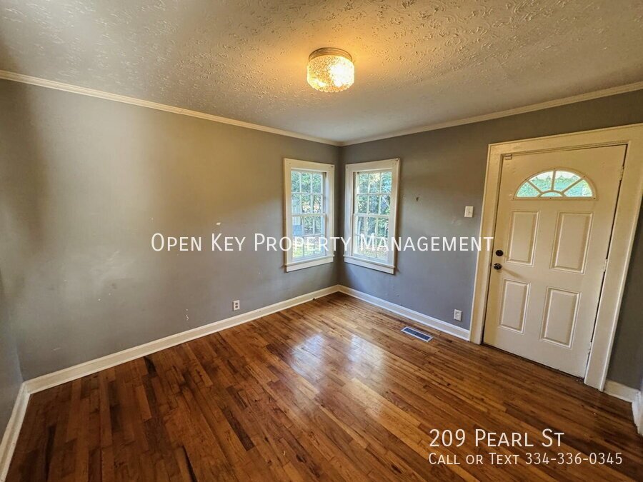 Charming 3 Bedroom, 2 Bath Home in Dothan, AL - appliances included, animal friendly, fenced in backyard, storage, move in ready! property image