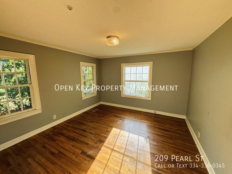 Charming 3 Bedroom, 2 Bath Home in Dothan, AL - appliances included, animal friendly, fenced in backyard, storage, move in ready! property image