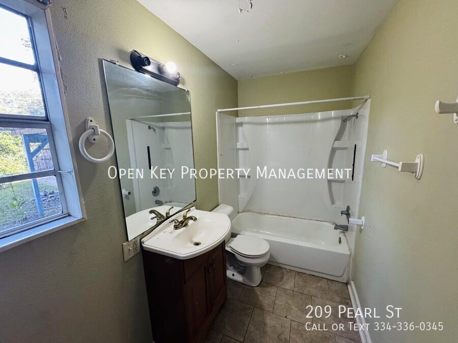 Charming 3 Bedroom, 2 Bath Home in Dothan, AL - appliances included, animal friendly, fenced in backyard, storage, move in ready! property image