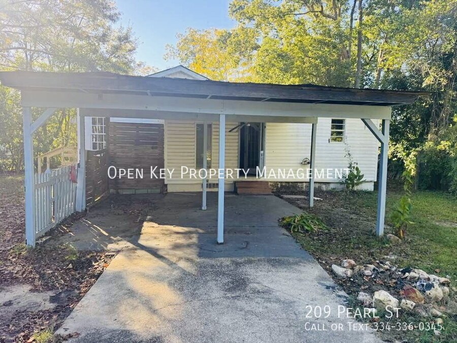 Charming 3 Bedroom, 2 Bath Home in Dothan, AL - appliances included, animal friendly, fenced in backyard, storage, move in ready! property image