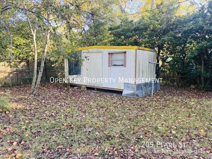 Charming 3 Bedroom, 2 Bath Home in Dothan, AL - appliances included, animal friendly, fenced in backyard, storage, move in ready! property image