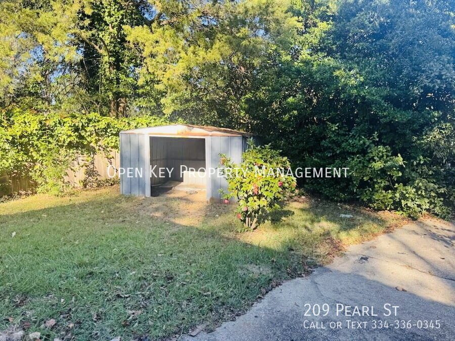 Charming 3 Bedroom, 2 Bath Home in Dothan, AL - appliances included, animal friendly, fenced in backyard, storage, move in ready! property image