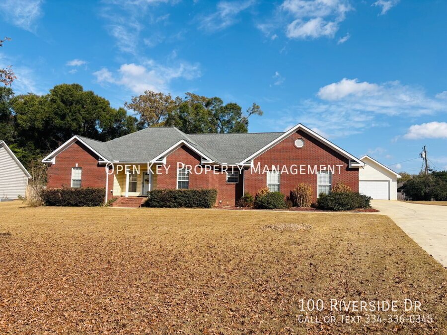 Spacious 3 bedroom, 3 bath home for rent in Dothan, AL - beautiful kitchen with granite countertops, split floor plan, comfortable layout perfect for both relaxing and entertaining. Move in ready! property image