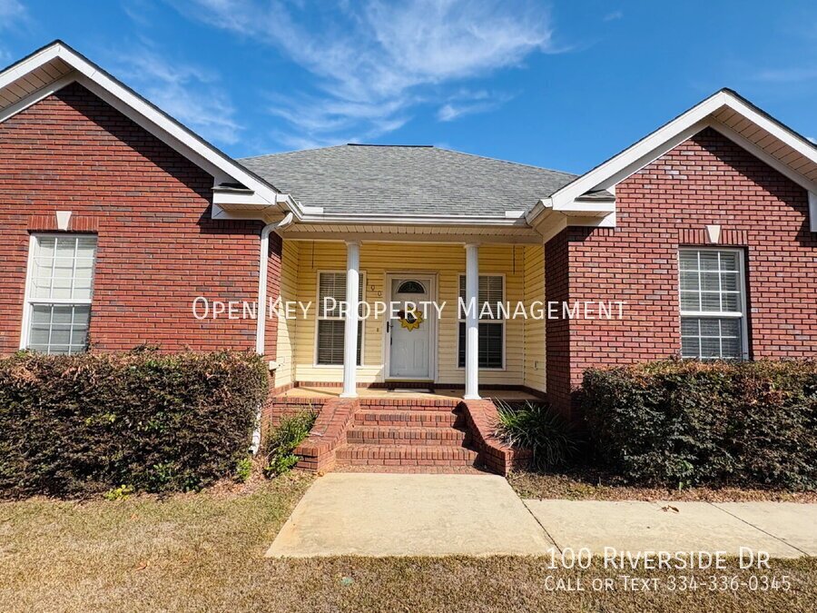 Spacious 3 bedroom, 3 bath home for rent in Dothan, AL - beautiful kitchen with granite countertops, split floor plan, comfortable layout perfect for both relaxing and entertaining. Move in ready! property image