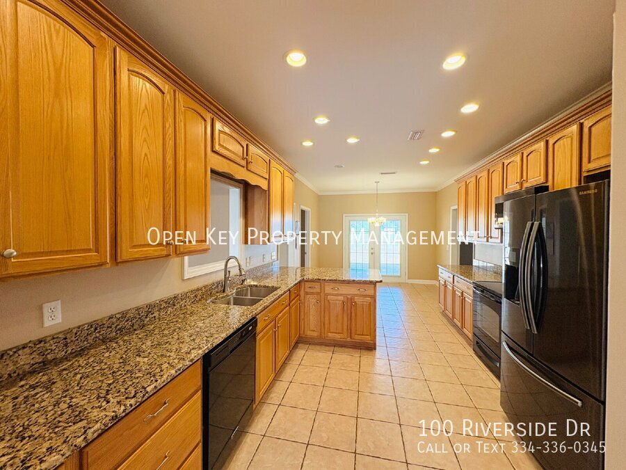 Spacious 3 bedroom, 3 bath home for rent in Dothan, AL - beautiful kitchen with granite countertops, split floor plan, comfortable layout perfect for both relaxing and entertaining. Move in ready! property image