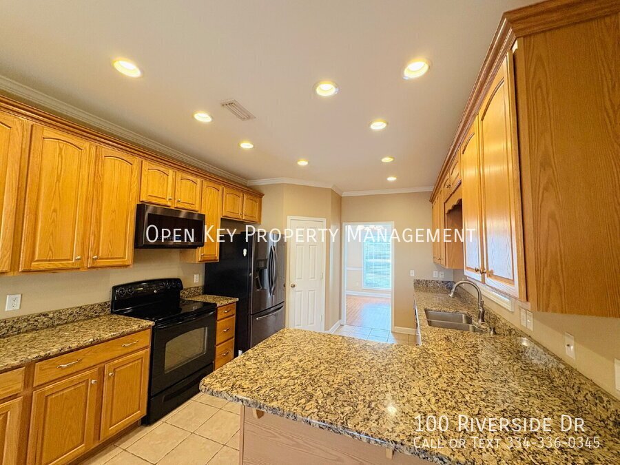 Spacious 3 bedroom, 3 bath home for rent in Dothan, AL - beautiful kitchen with granite countertops, split floor plan, comfortable layout perfect for both relaxing and entertaining. Move in ready! property image