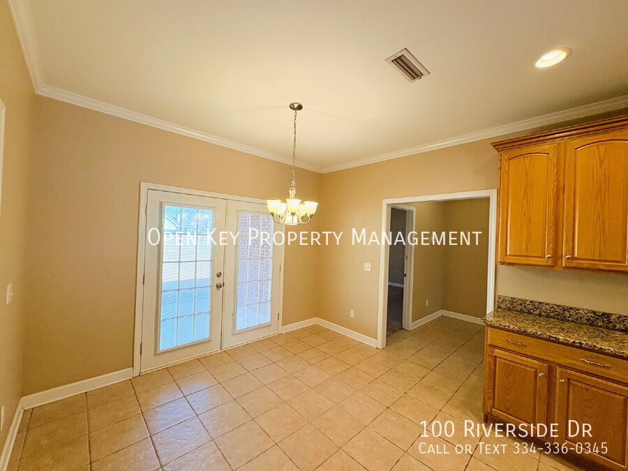 Spacious 3 bedroom, 3 bath home for rent in Dothan, AL - beautiful kitchen with granite countertops, split floor plan, comfortable layout perfect for both relaxing and entertaining. Move in ready! property image