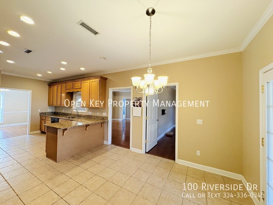 Spacious 3 bedroom, 3 bath home for rent in Dothan, AL - beautiful kitchen with granite countertops, split floor plan, comfortable layout perfect for both relaxing and entertaining. Move in ready! property image