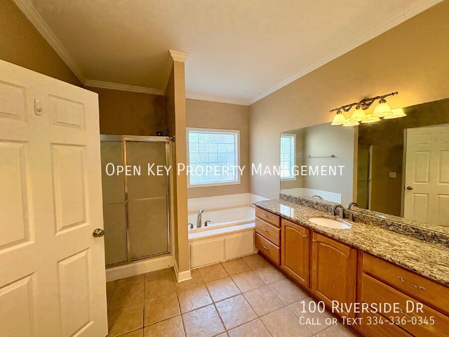 Spacious 3 bedroom, 3 bath home for rent in Dothan, AL - beautiful kitchen with granite countertops, split floor plan, comfortable layout perfect for both relaxing and entertaining. Move in ready! property image