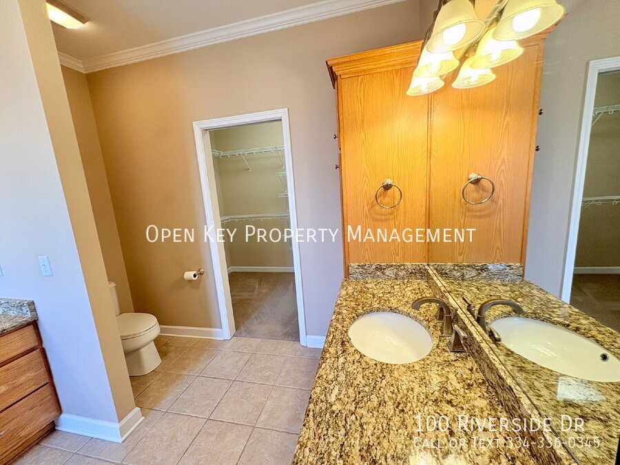 Spacious 3 bedroom, 3 bath home for rent in Dothan, AL - beautiful kitchen with granite countertops, split floor plan, comfortable layout perfect for both relaxing and entertaining. Move in ready! property image