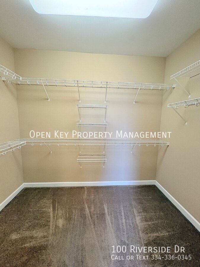 Spacious 3 bedroom, 3 bath home for rent in Dothan, AL - beautiful kitchen with granite countertops, split floor plan, comfortable layout perfect for both relaxing and entertaining. Move in ready! property image