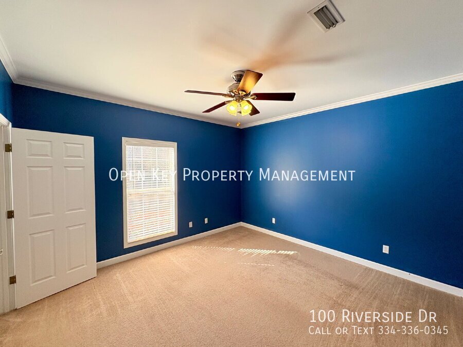 Spacious 3 bedroom, 3 bath home for rent in Dothan, AL - beautiful kitchen with granite countertops, split floor plan, comfortable layout perfect for both relaxing and entertaining. Move in ready! property image