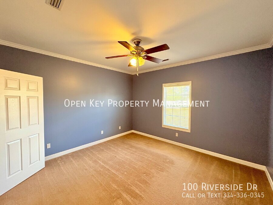 Spacious 3 bedroom, 3 bath home for rent in Dothan, AL - beautiful kitchen with granite countertops, split floor plan, comfortable layout perfect for both relaxing and entertaining. Move in ready! property image