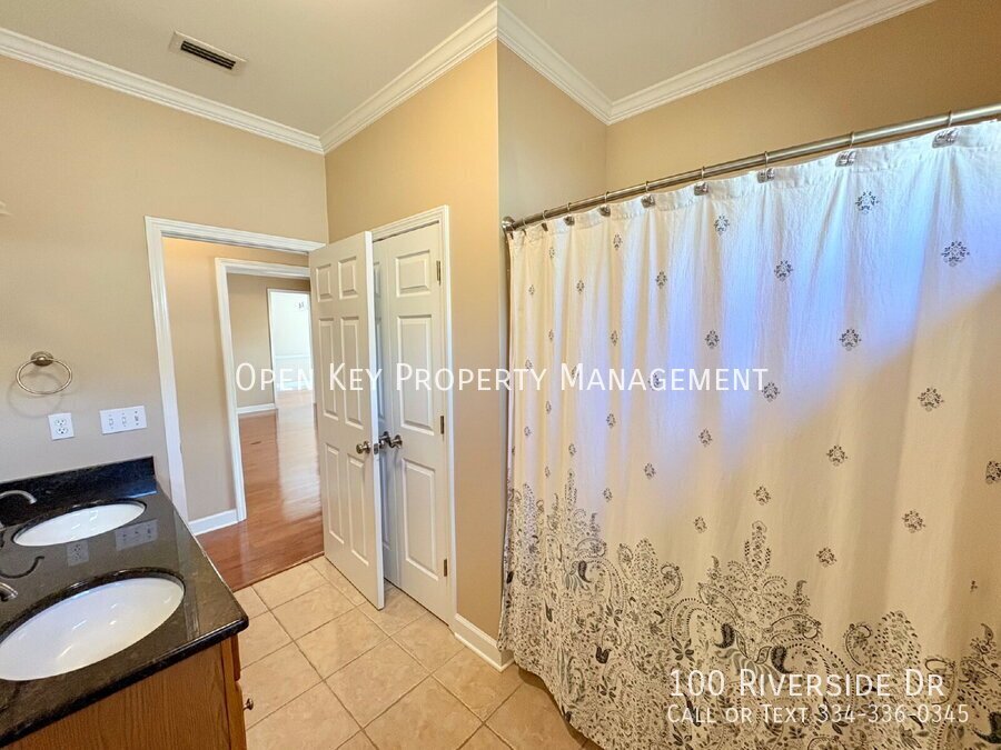 Spacious 3 bedroom, 3 bath home for rent in Dothan, AL - beautiful kitchen with granite countertops, split floor plan, comfortable layout perfect for both relaxing and entertaining. Move in ready! property image