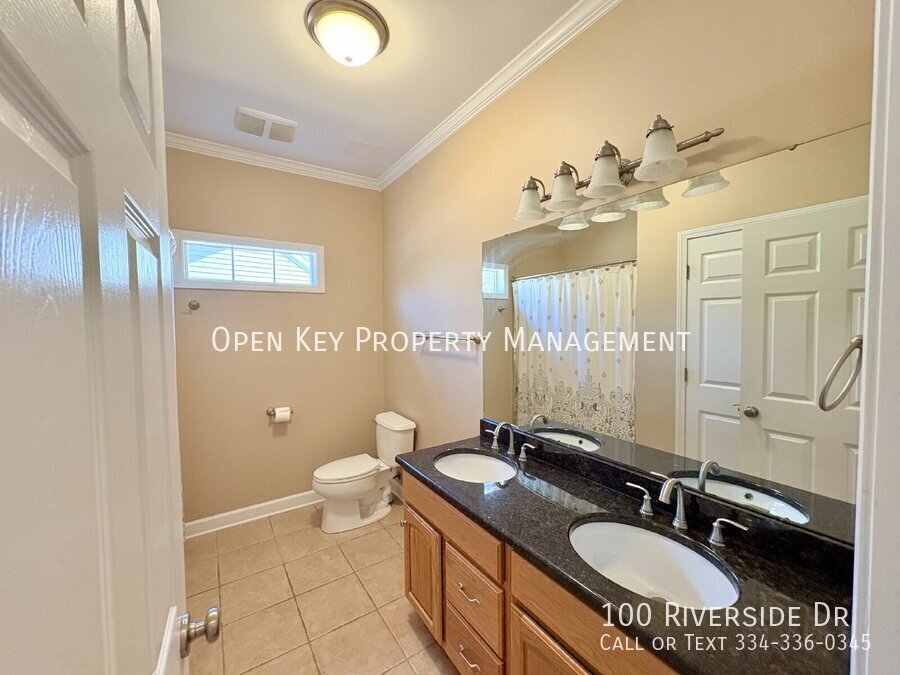 Spacious 3 bedroom, 3 bath home for rent in Dothan, AL - beautiful kitchen with granite countertops, split floor plan, comfortable layout perfect for both relaxing and entertaining. Move in ready! property image