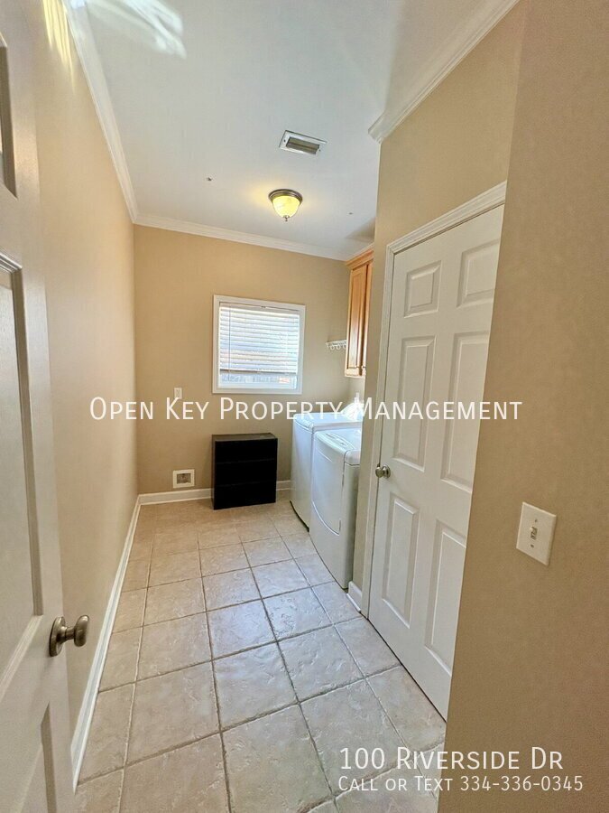 Spacious 3 bedroom, 3 bath home for rent in Dothan, AL - beautiful kitchen with granite countertops, split floor plan, comfortable layout perfect for both relaxing and entertaining. Move in ready! property image