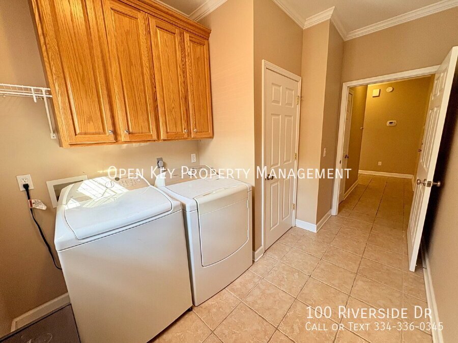 Spacious 3 bedroom, 3 bath home for rent in Dothan, AL - beautiful kitchen with granite countertops, split floor plan, comfortable layout perfect for both relaxing and entertaining. Move in ready! property image