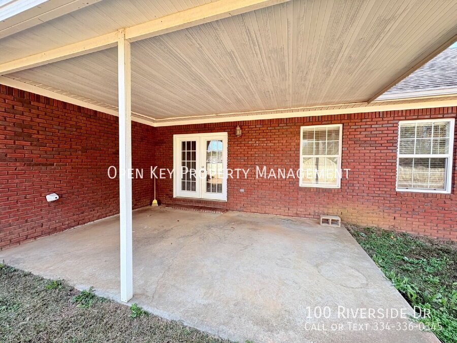 Spacious 3 bedroom, 3 bath home for rent in Dothan, AL - beautiful kitchen with granite countertops, split floor plan, comfortable layout perfect for both relaxing and entertaining. Move in ready! property image