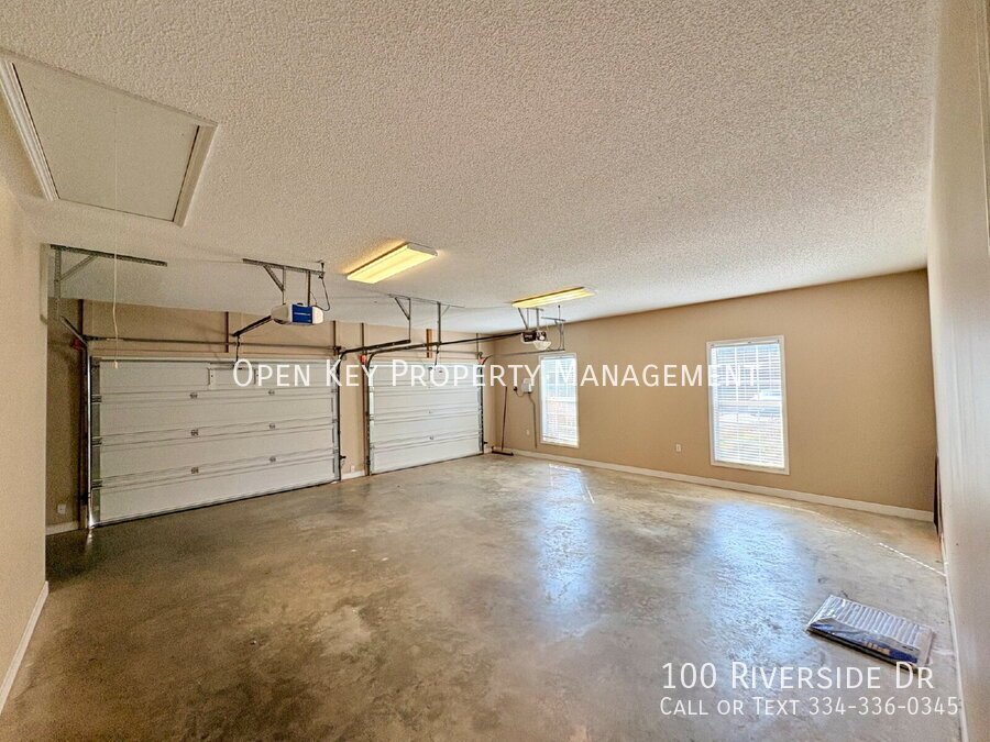 Spacious 3 bedroom, 3 bath home for rent in Dothan, AL - beautiful kitchen with granite countertops, split floor plan, comfortable layout perfect for both relaxing and entertaining. Move in ready! property image