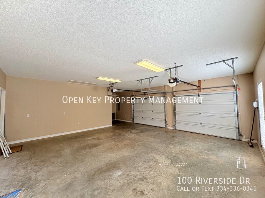 Spacious 3 bedroom, 3 bath home for rent in Dothan, AL - beautiful kitchen with granite countertops, split floor plan, comfortable layout perfect for both relaxing and entertaining. Move in ready! property image