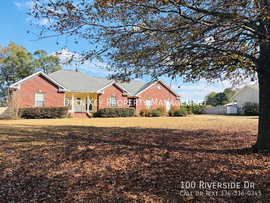 Spacious 3 bedroom, 3 bath home for rent in Dothan, AL - beautiful kitchen with granite countertops, split floor plan, comfortable layout perfect for both relaxing and entertaining. Move in ready! property image