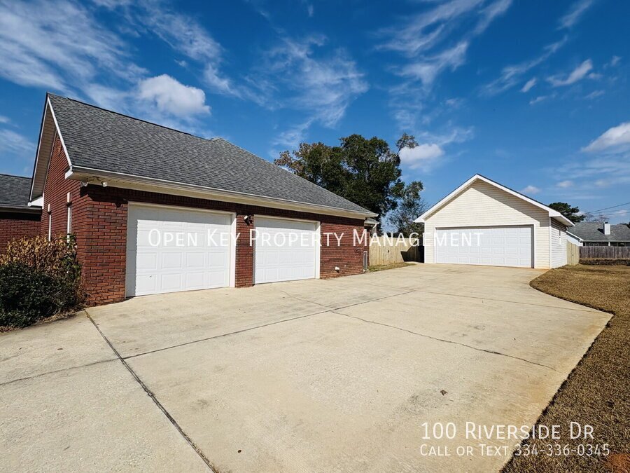 Spacious 3 bedroom, 3 bath home for rent in Dothan, AL - beautiful kitchen with granite countertops, split floor plan, comfortable layout perfect for both relaxing and entertaining. Move in ready! property image