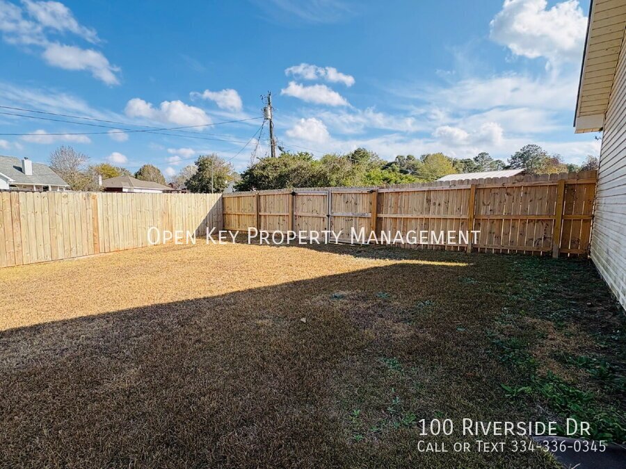 Spacious 3 bedroom, 3 bath home for rent in Dothan, AL - beautiful kitchen with granite countertops, split floor plan, comfortable layout perfect for both relaxing and entertaining. Move in ready! property image