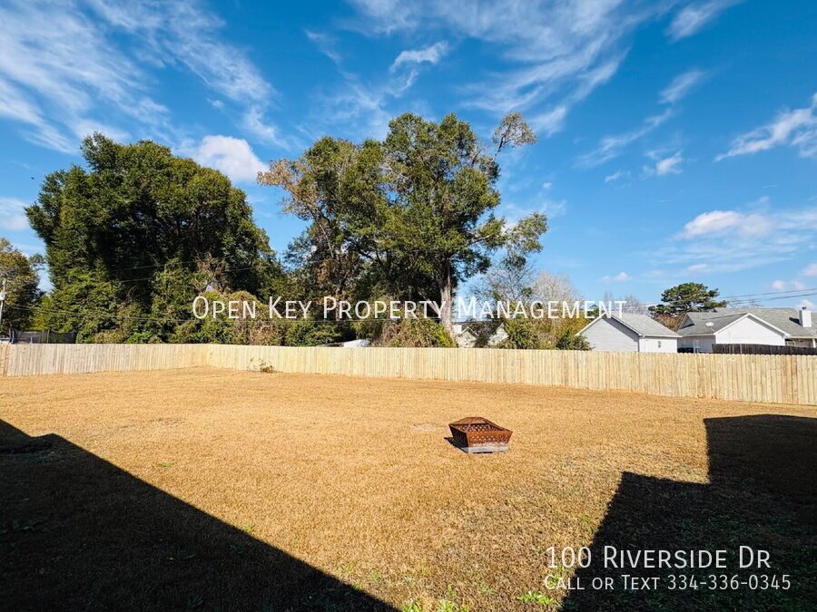 Spacious 3 bedroom, 3 bath home for rent in Dothan, AL - beautiful kitchen with granite countertops, split floor plan, comfortable layout perfect for both relaxing and entertaining. Move in ready! property image