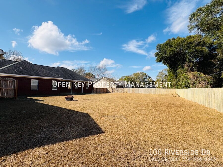Spacious 3 bedroom, 3 bath home for rent in Dothan, AL - beautiful kitchen with granite countertops, split floor plan, comfortable layout perfect for both relaxing and entertaining. Move in ready! property image