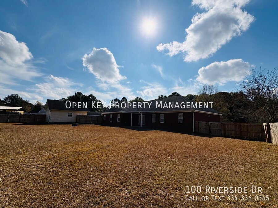 Spacious 3 bedroom, 3 bath home for rent in Dothan, AL - beautiful kitchen with granite countertops, split floor plan, comfortable layout perfect for both relaxing and entertaining. Move in ready! property image